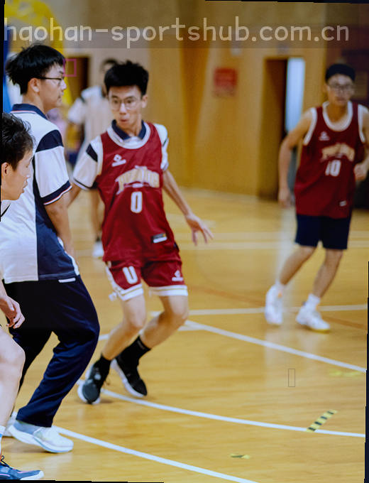 指尖滑铲 绿茵战场在掌心跳动